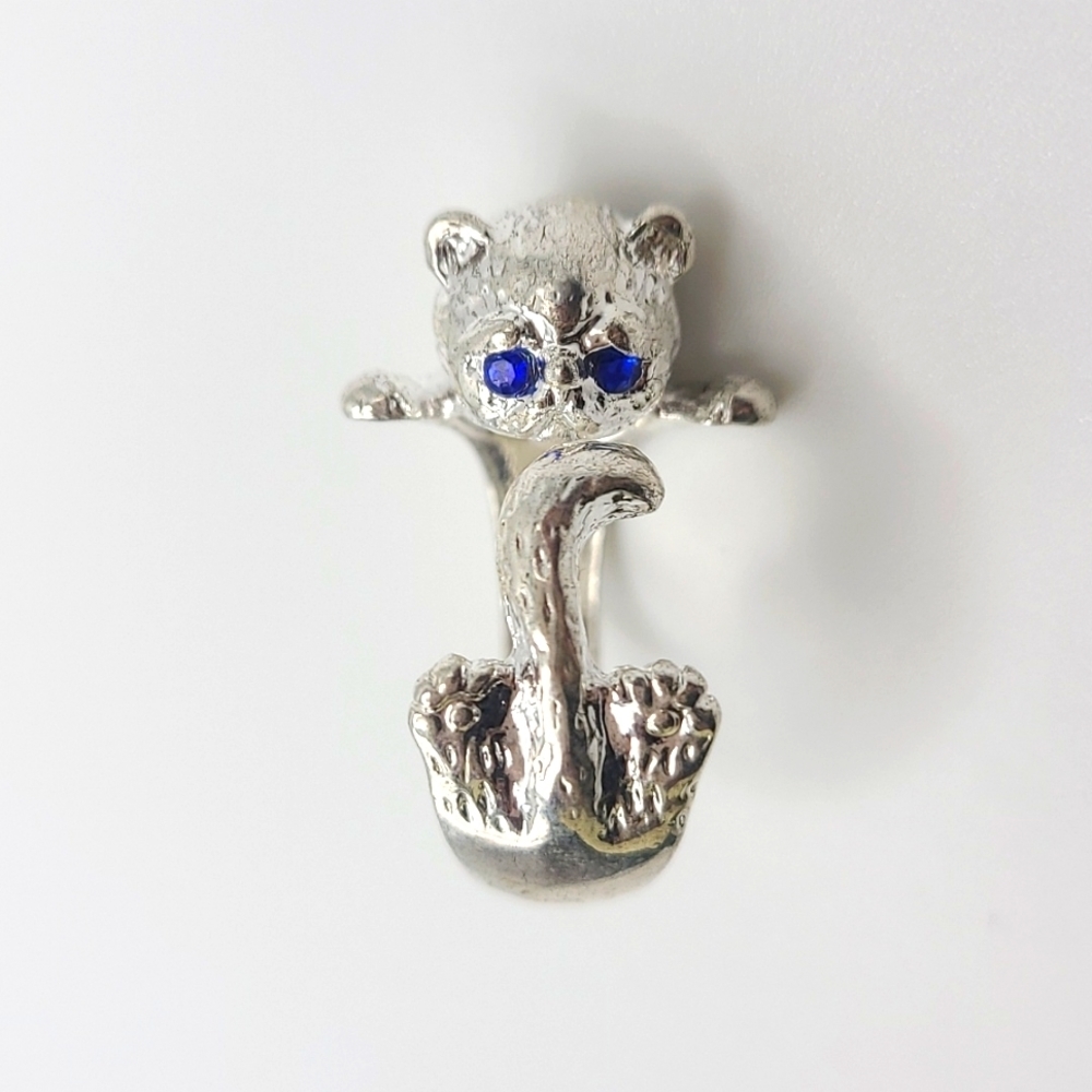 Blue-Eyed Cat Ring – Sculpted Silver Band with Sapphire-Tone Eyes (NWOT)